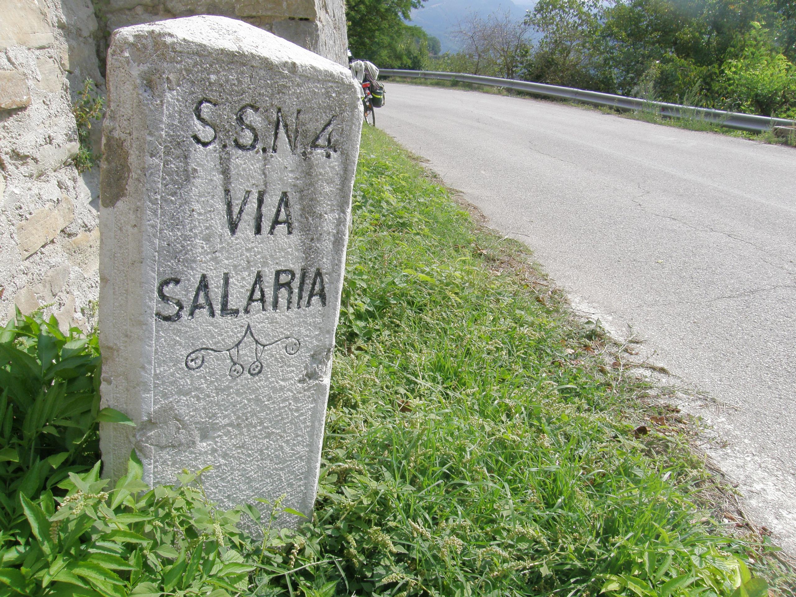 Cippo stradale indicante l'antica via consolare Salaria ora strada statale