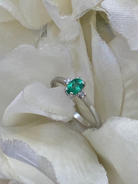 Collezione "Smeraldo" anello in oro bianco con smeraldo e diamanti naturali