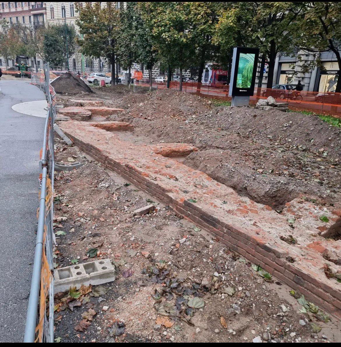 Presentata interrogazione su rifacimento Piazza Castello a Milano.Alessandro Corbetta e Curzio Trezzani (Lega): “Occorre fare luce sui lavori svolti e valutare la creazione di parco archeologico. La storia di Milano non deve essere cancellata dalle ruspe”