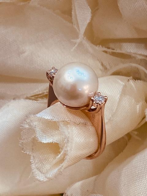 Collezione "Perle" anello in oro rosa, perla coltivata naturale e diamanti naturali