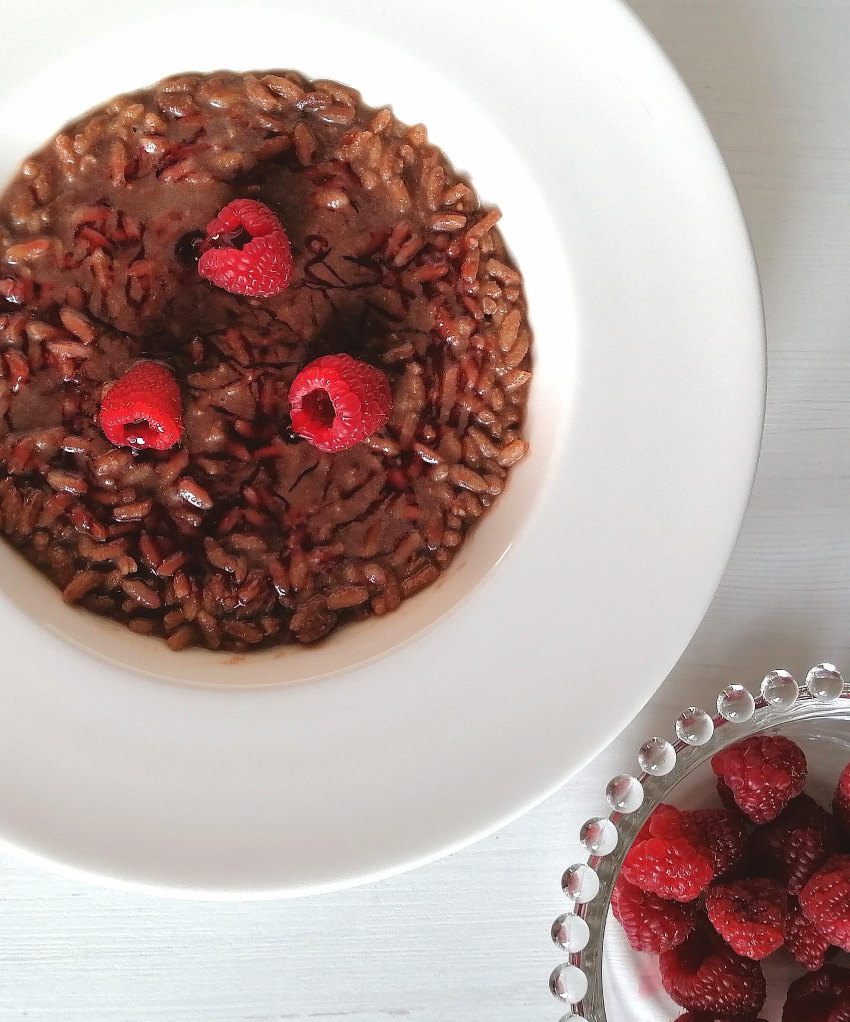 Risotto al cioccolato fondente con glassa di lamponi al balsamico