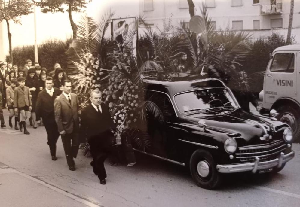 funerali, fiori, corone, lutto, servizio funebre, tradizioni, brugherio, storia, pratiche funebri, famiglia