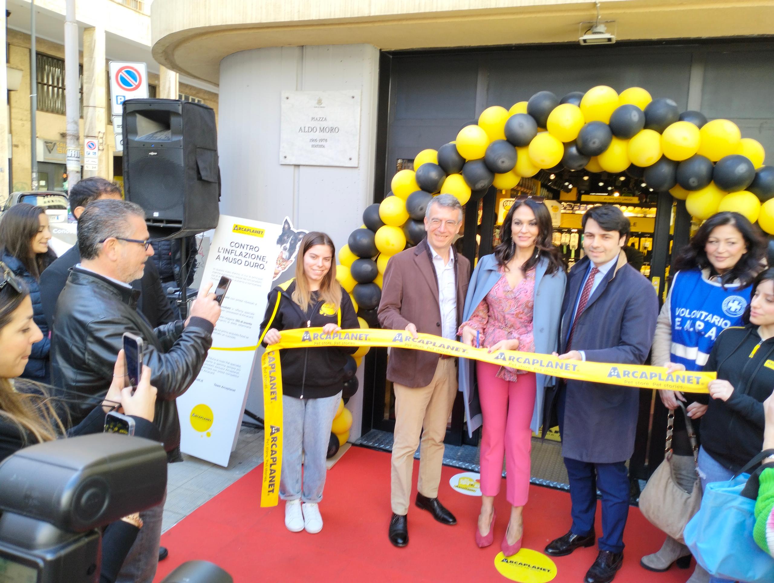 Apre a Palermo Arcaplanet e dona 18 mila pasti ai cuccioli abbandonati