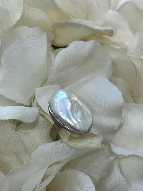 Anello con perla coltivata naturale e argento 925 millesimi