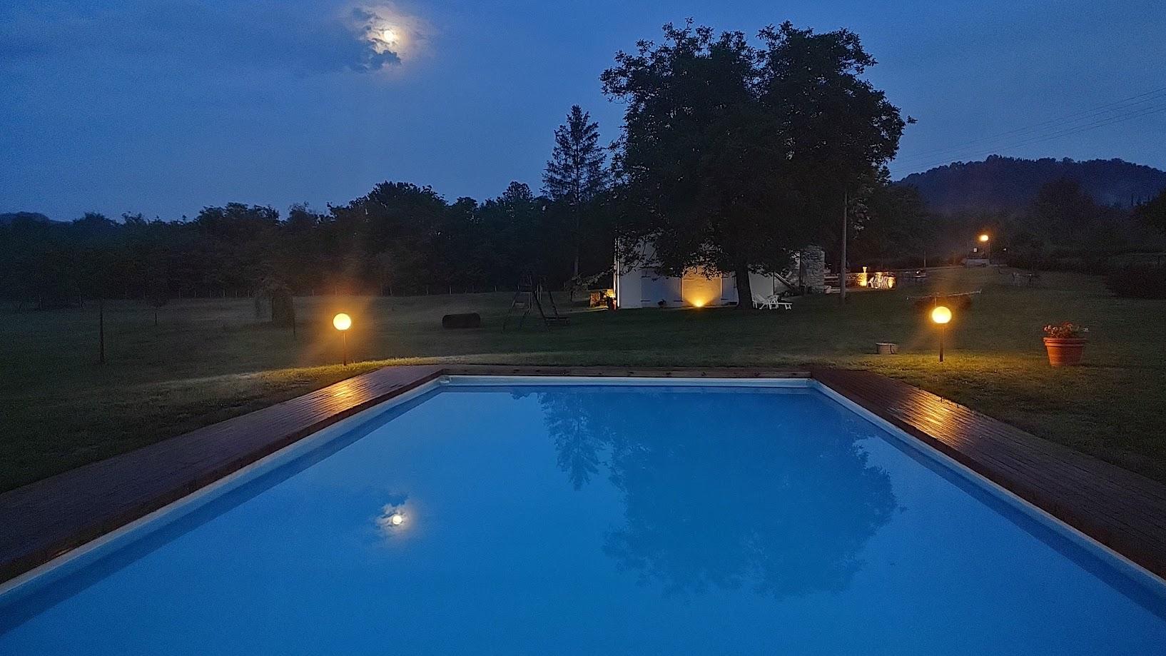 Vista della luna dalla piscina del Podere Greve