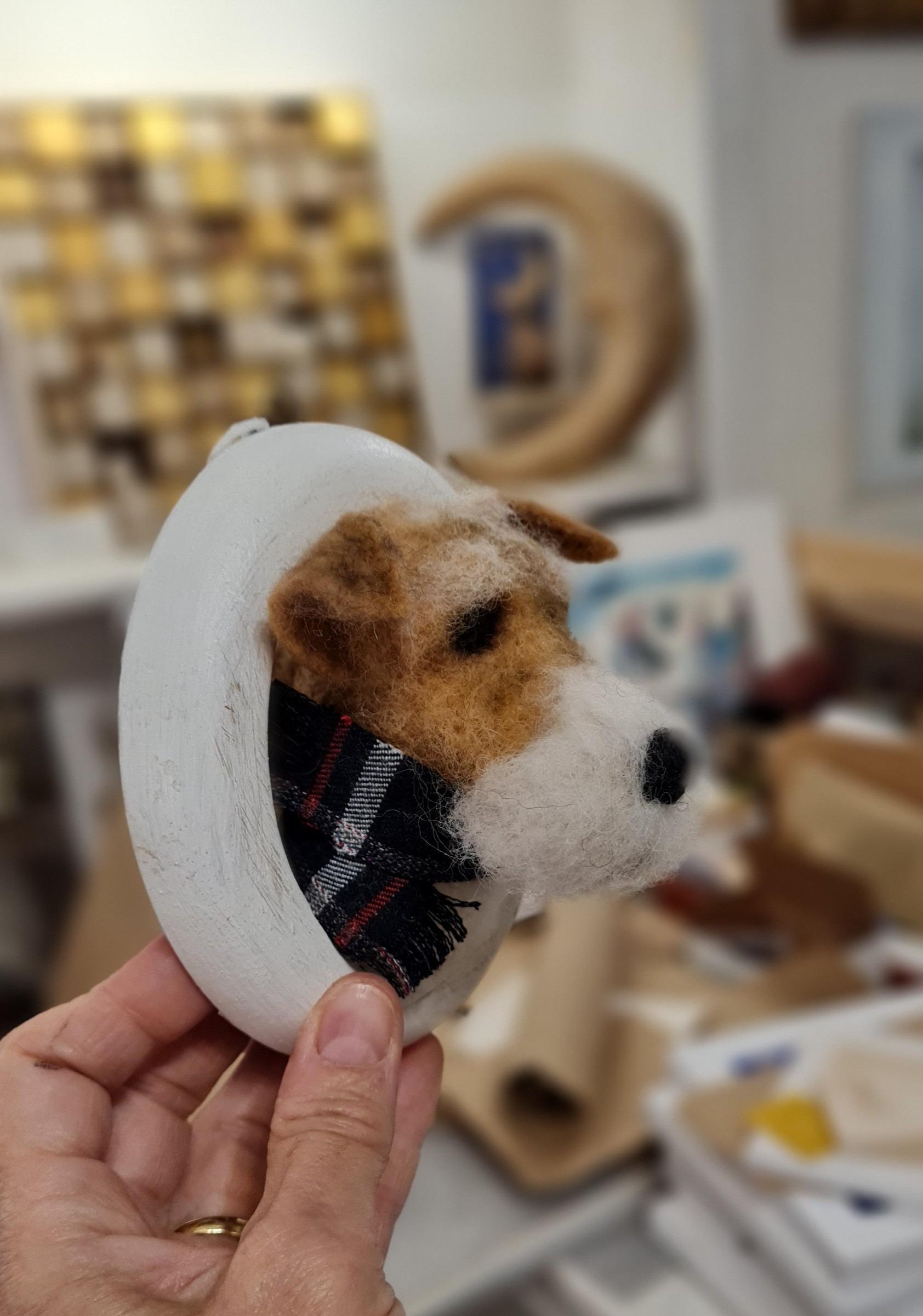 Fox Terrier in cornice