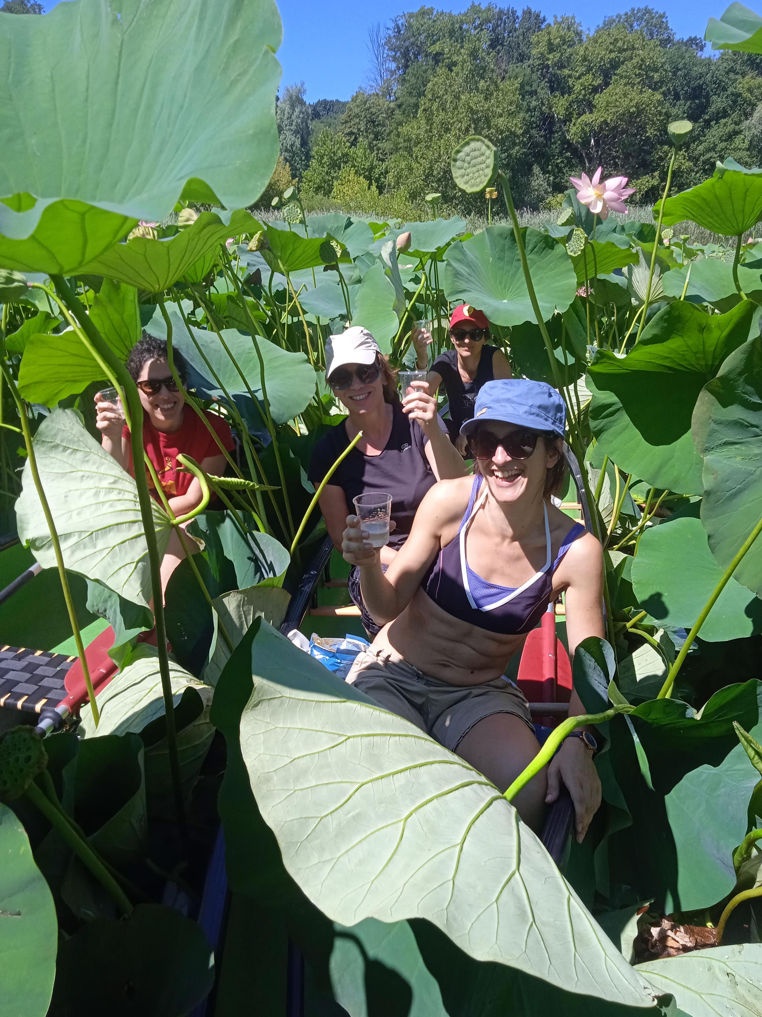 Addio al nubilato tra i fiori di loto in canoa canadese