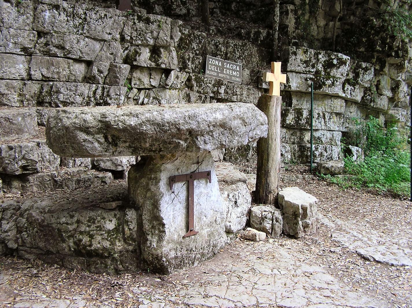 Lungo i pendii del Monte Subasio il simbolo sacro del TAU su un altare in mezzo al bosco