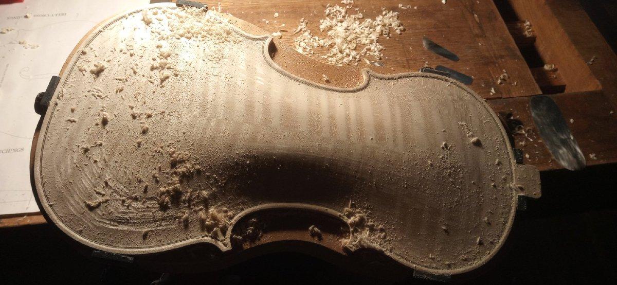 Rifinitura esterna di un fondo per violino.