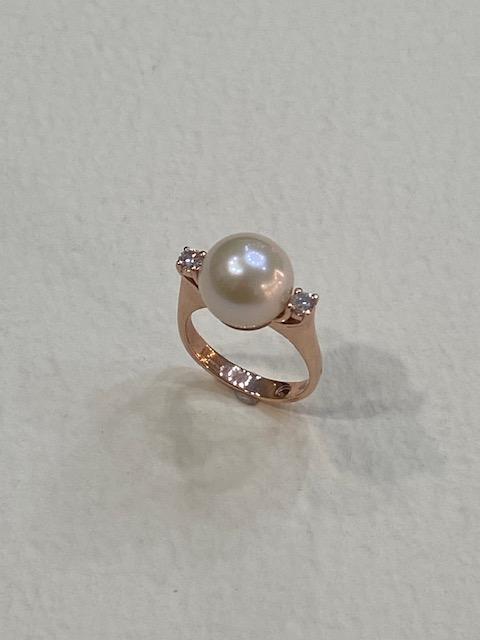 Collezione "Perle" anello in oro rosa, perla coltivata naturale e diamanti naturali