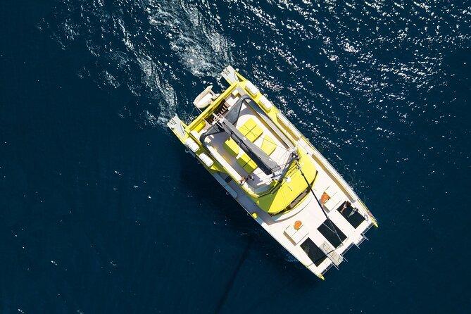 Giro in catamarano con musica