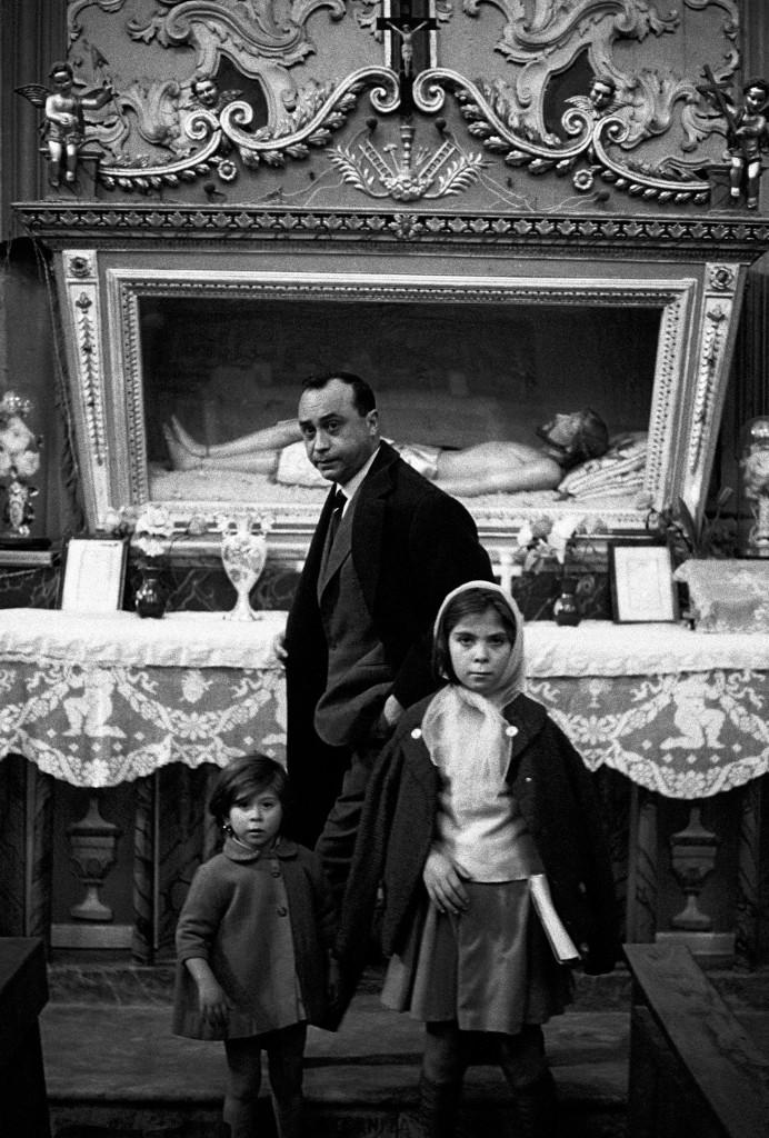 Leonardo Sciascia insieme alle sue figlie Anna Maria e Laura