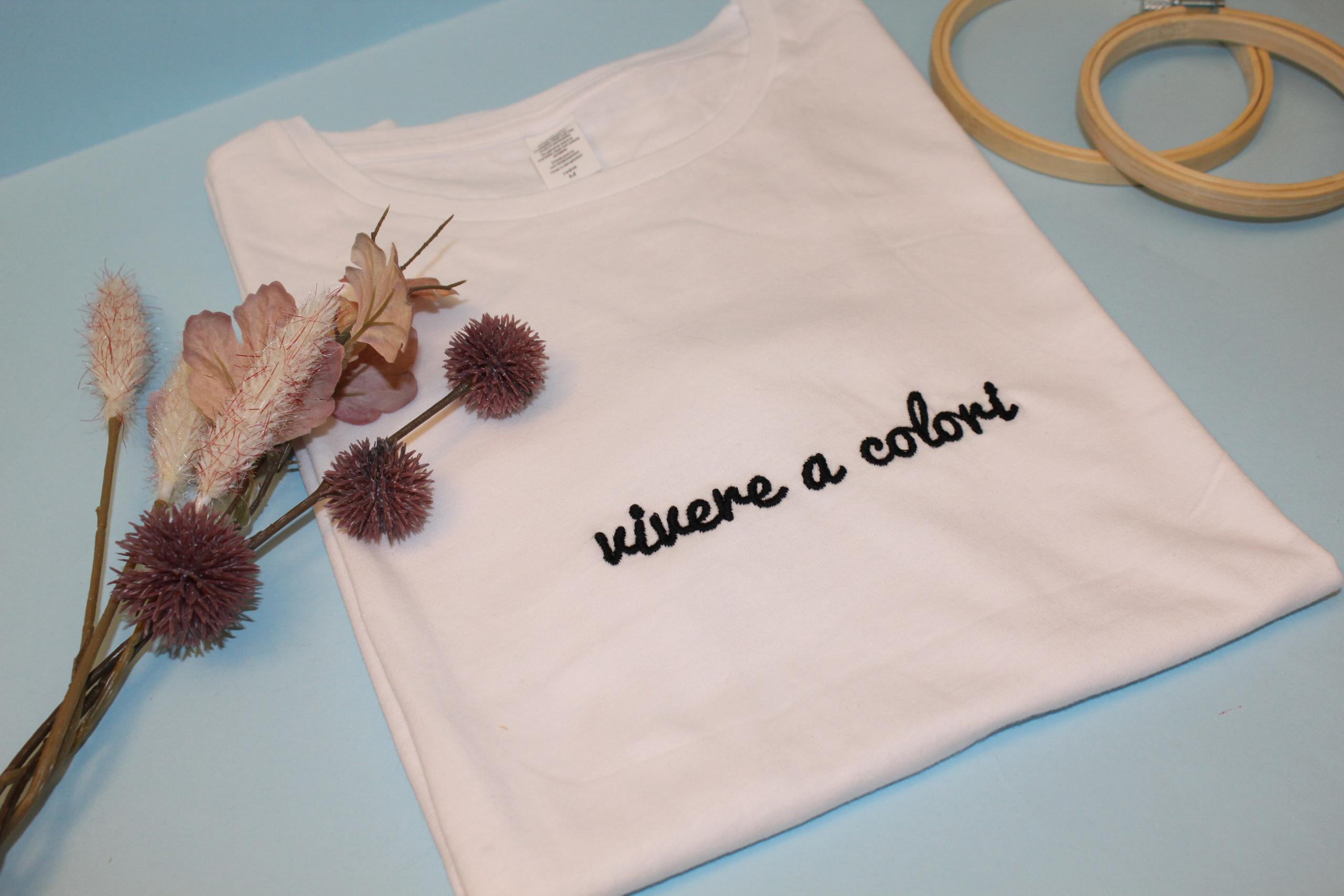 T-shirt ricamata "vivere a colori"