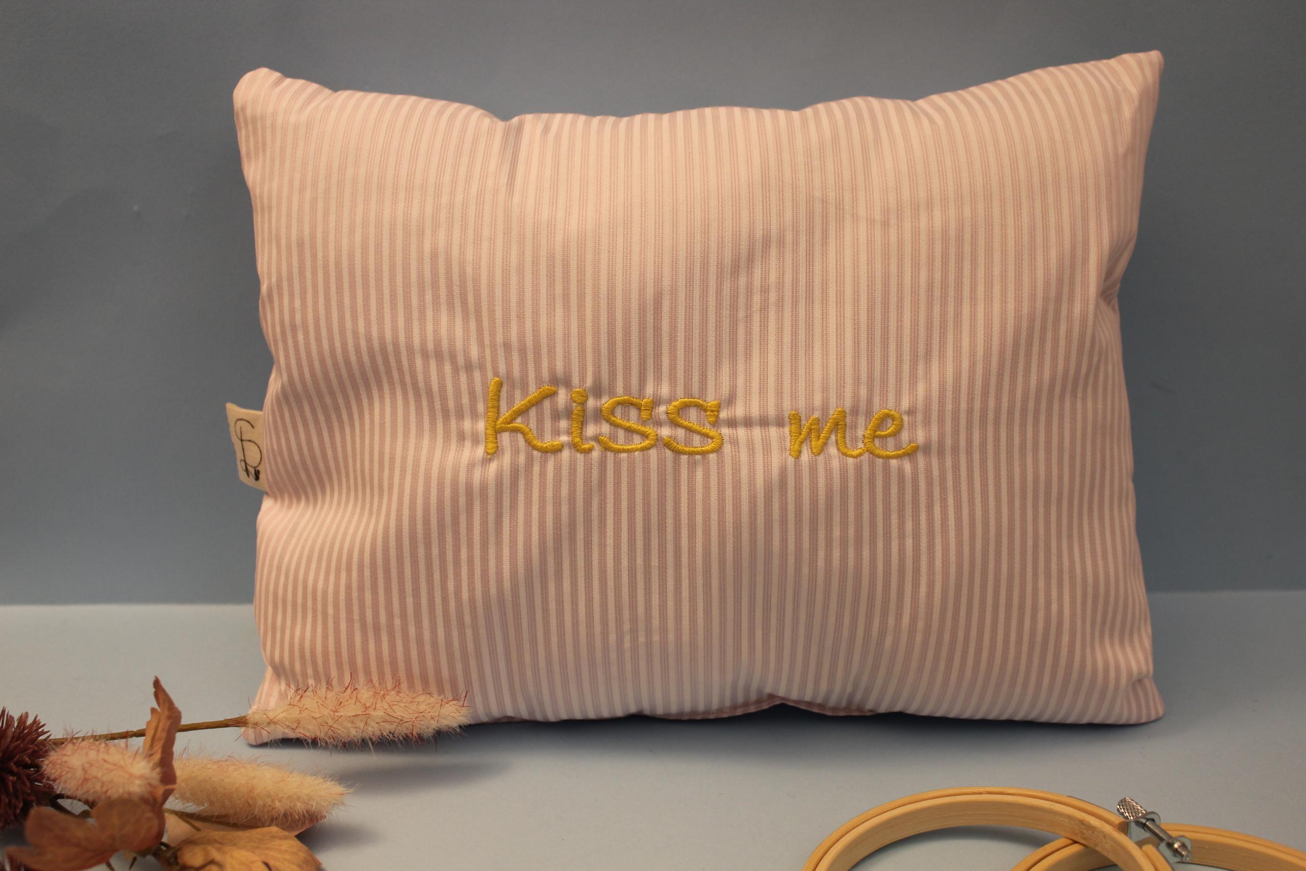 Cuscino ricamato "kiss me"