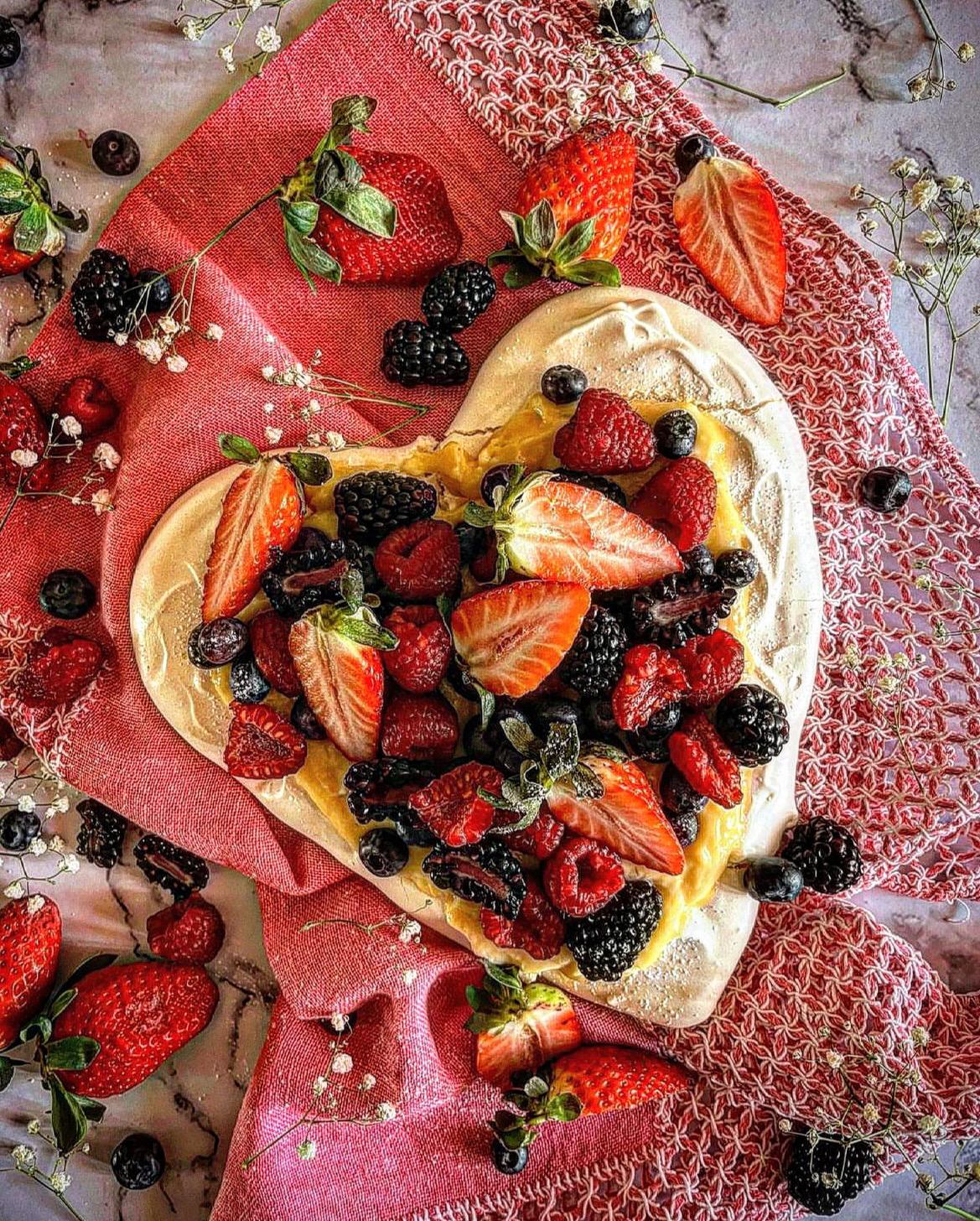 CUORE di MERINGA con CREMA e FRUTTI di BOSCO