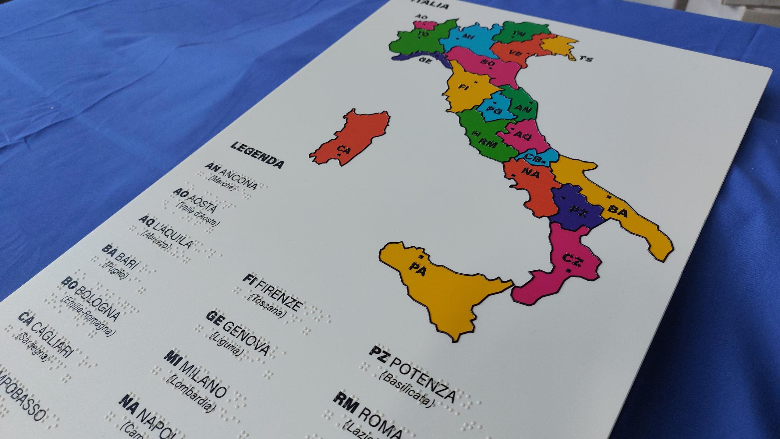 cartina geografica politica dell'ITALIA - iva al 4% riservato ai possessori verbale invalidità
