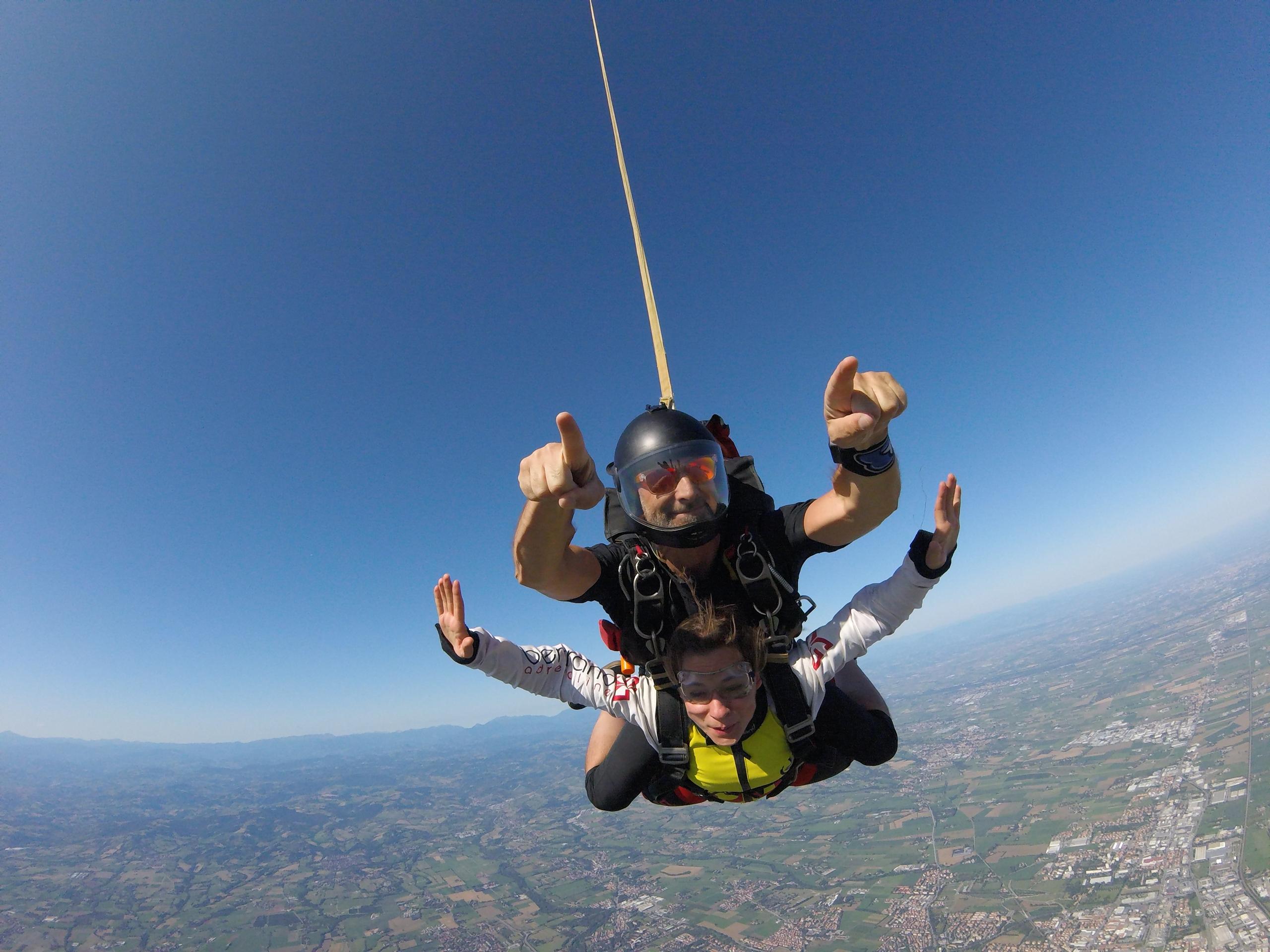passeggero tandem e istruttore di paracadutismo tandem si divertono effettuando un lancio col paracadute Reggio Emilia