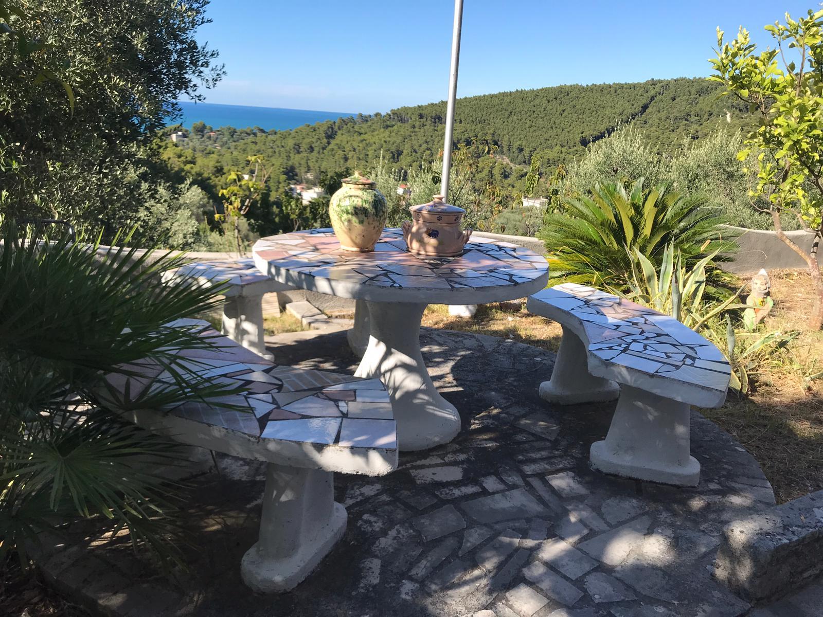 Alcuni punti del giardino offrono una vista spettacolare sul mare