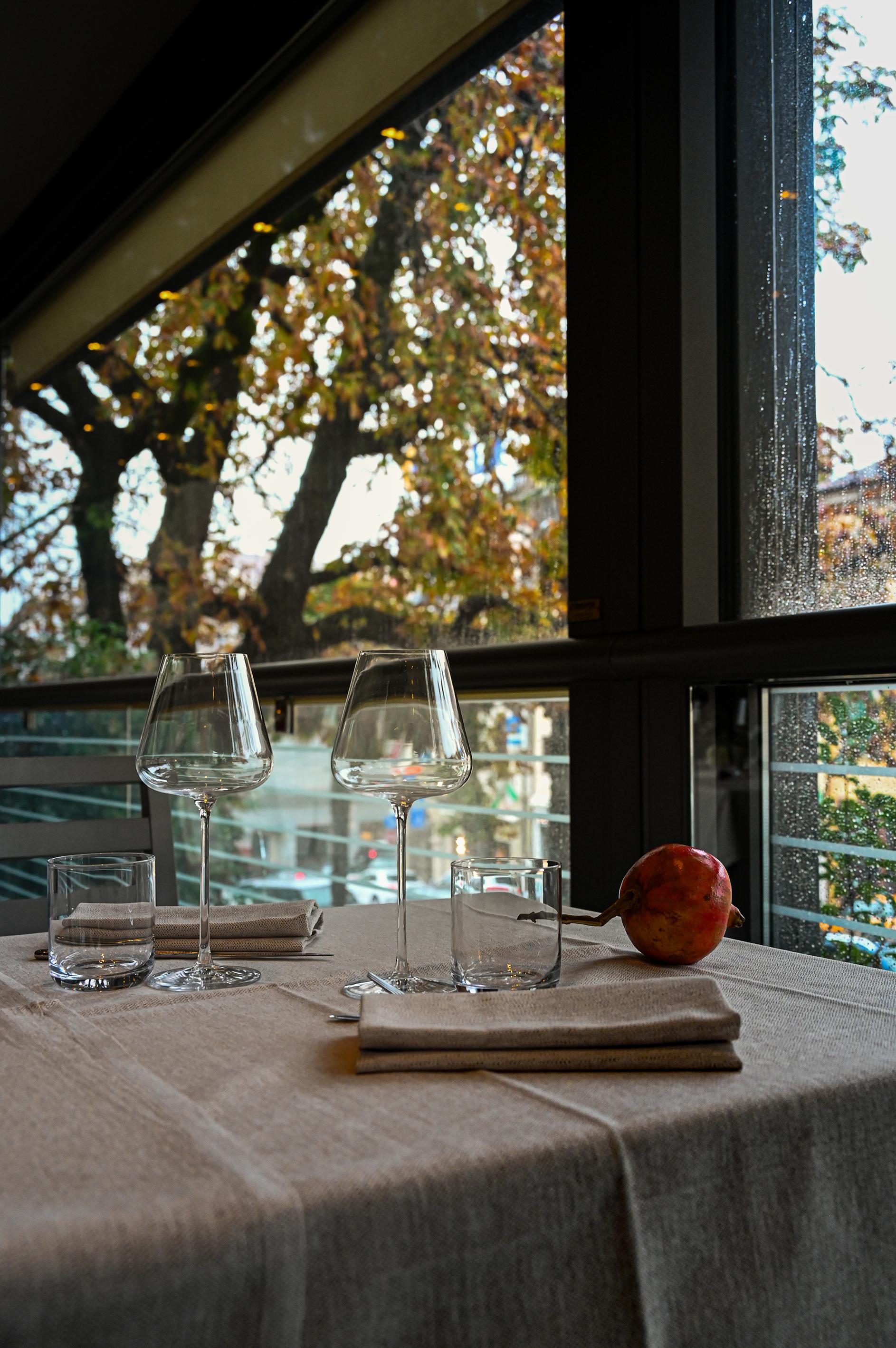 Tavola apparecchiata nella terrazza del ristorante