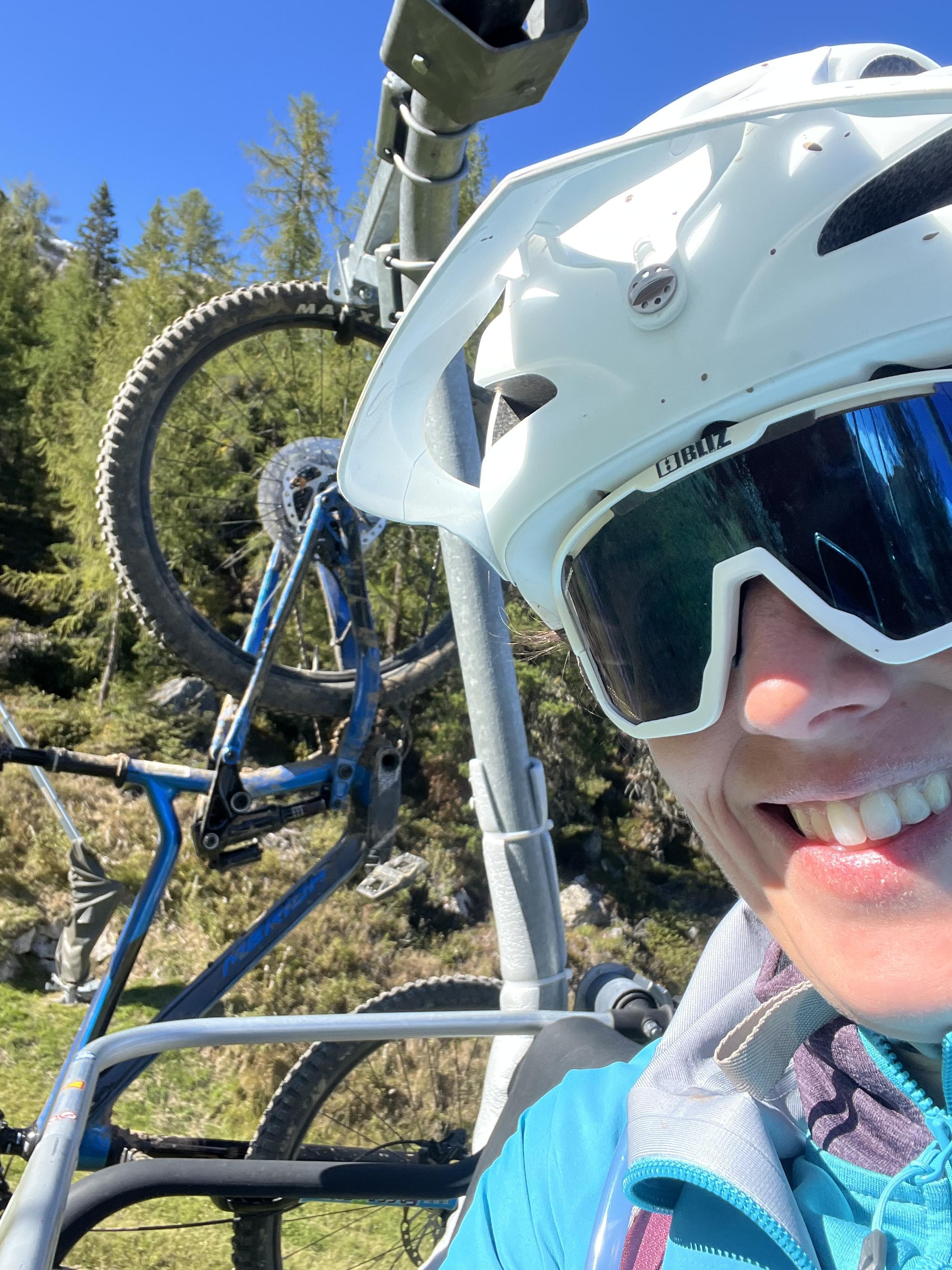 Picture of the owner Elisa during her Sellaronda Tour with her MTB on the lifts