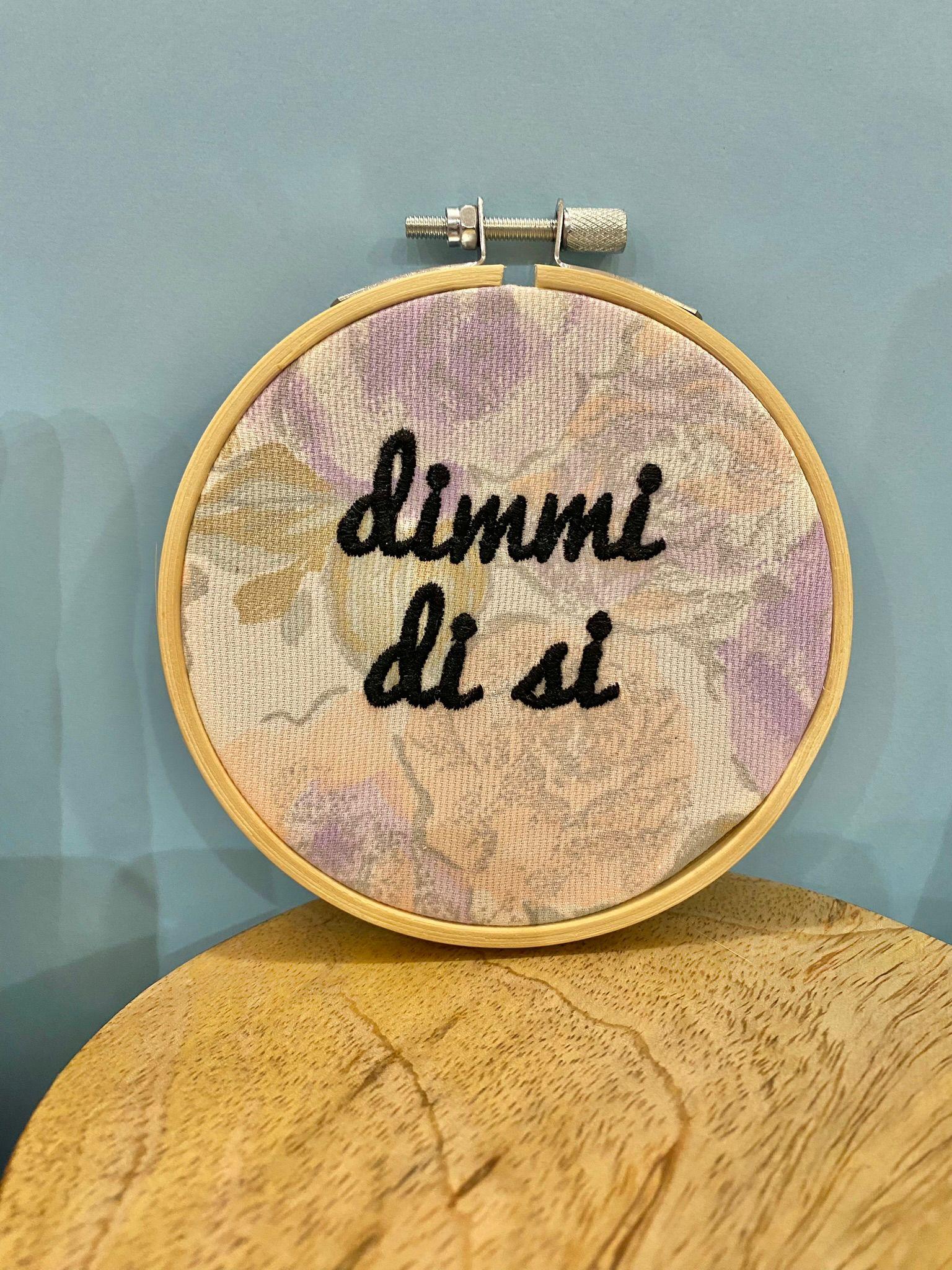 Telaio ricamato "Dimmi di si"