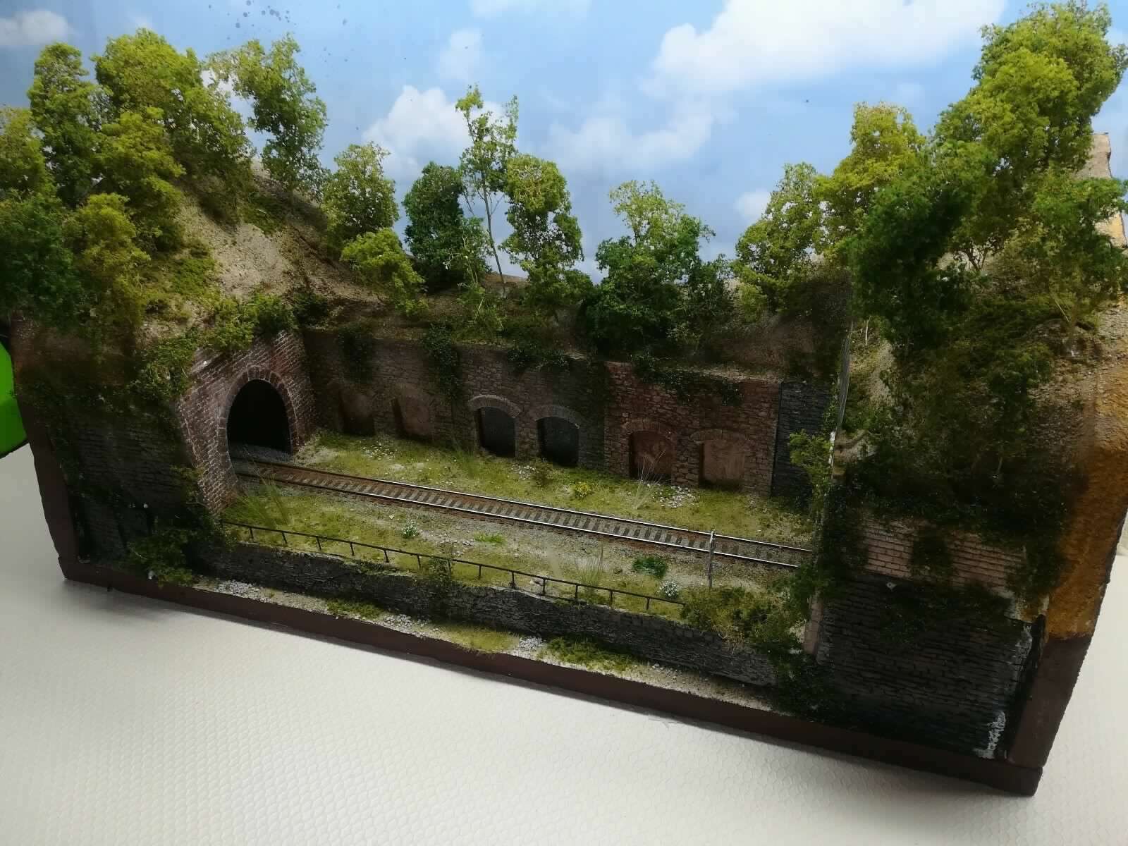PD05 DIORAMA ESPOSITORE FERROVIARIO
