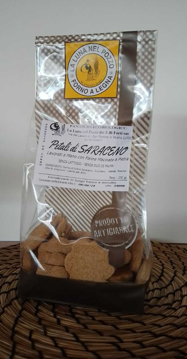 Biscotti rustici a forma di petalo con farina di grano saraceno, dorati e friabili