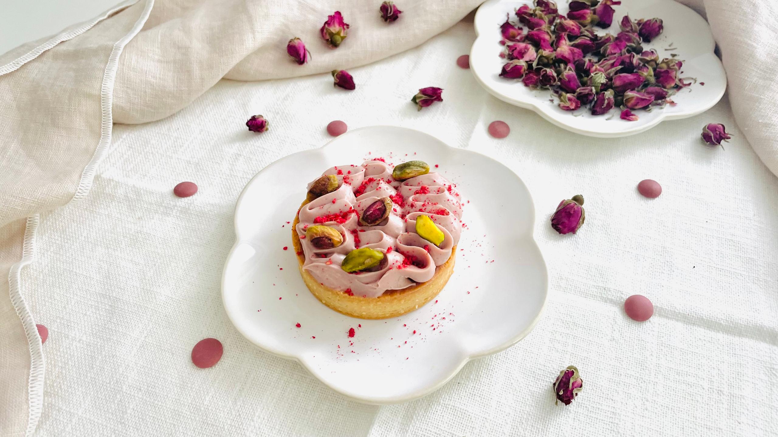 Crostatine al cioccolato ruby, pistacchio e cocco