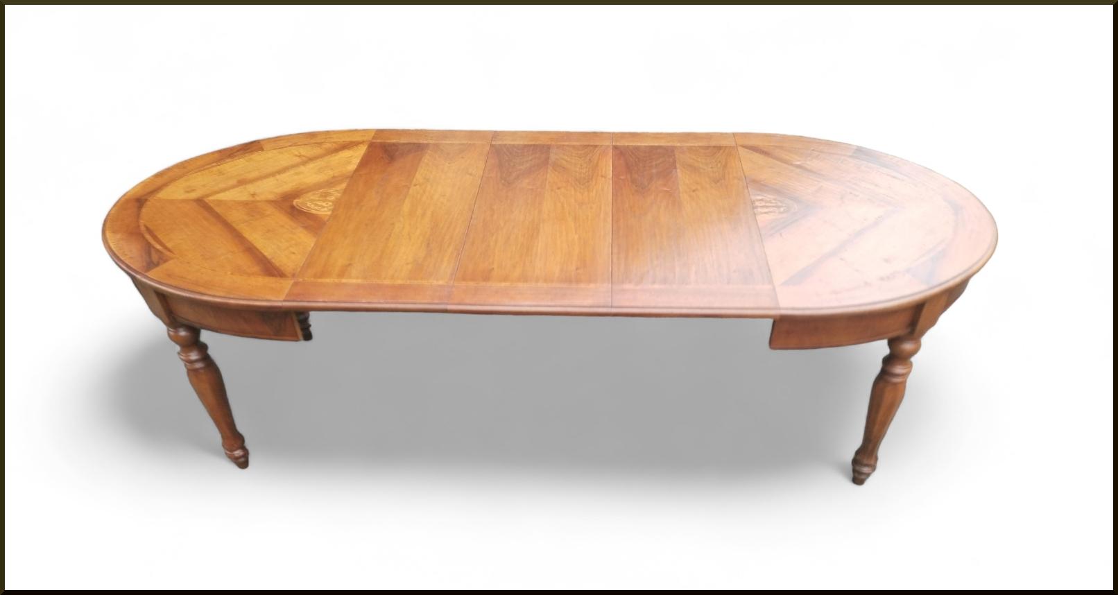 Tavolo ovale allungabile con prolunghe interne e piano intarsiato