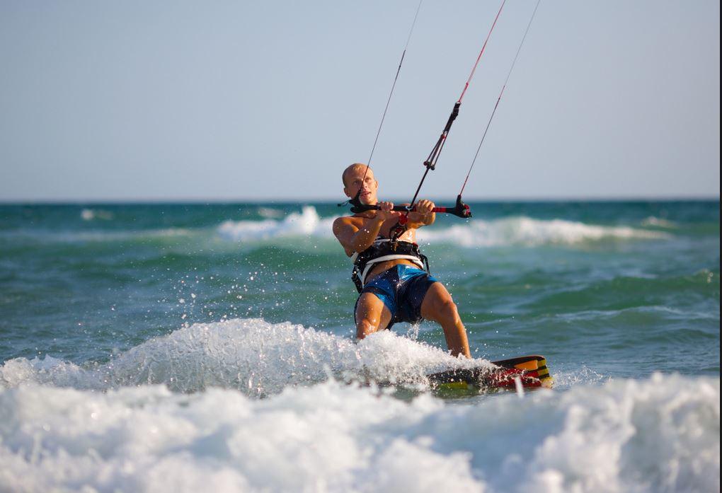 Scopri i migliori spot di windsurf e kitesurf nella provincia di Sassari, la tua prossima destinazione per gli sport acquatici in Sardegna!