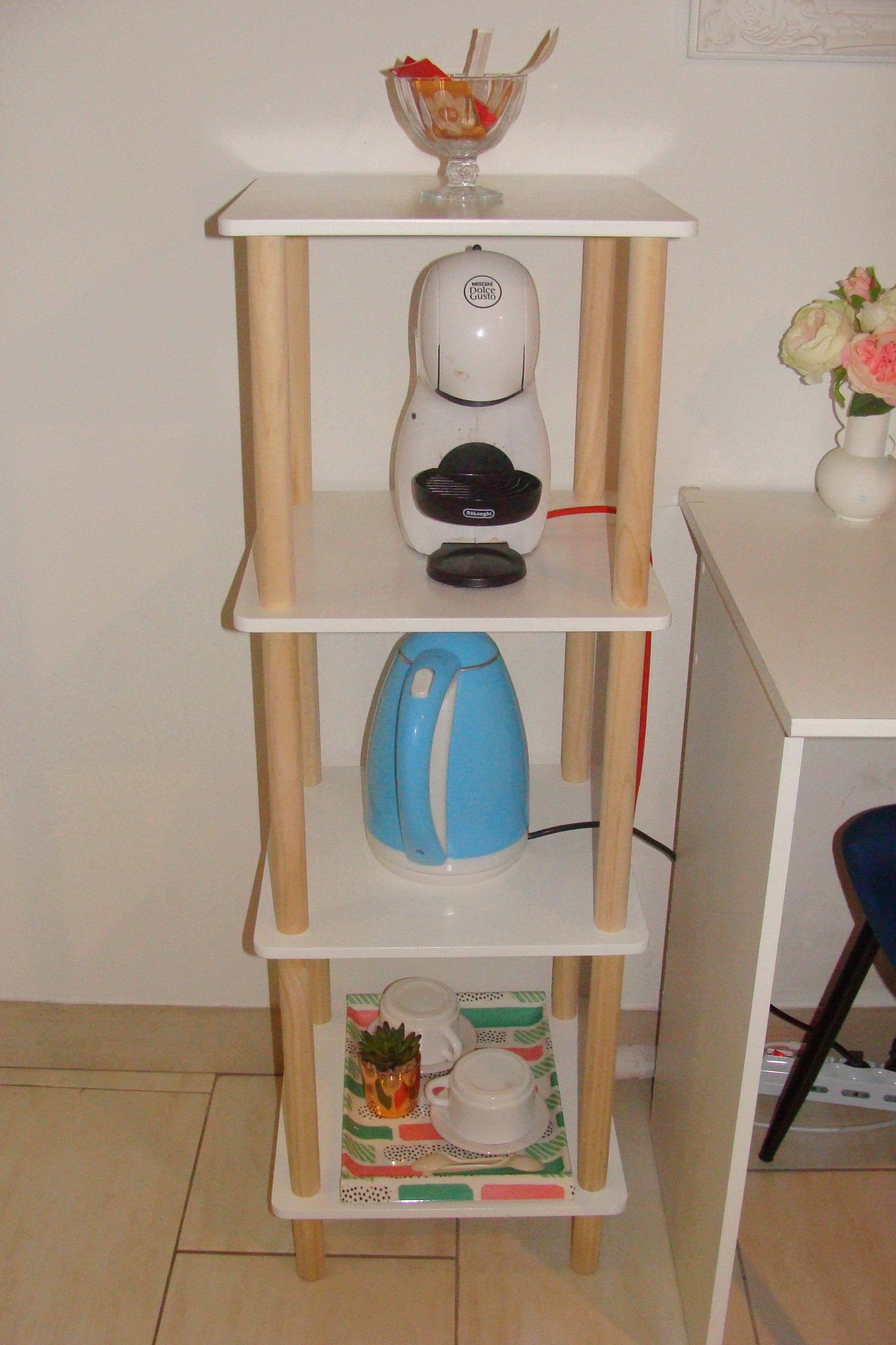 Rack with coffee machine and kettle of the Urban room of La finestra sulla fiera B&B