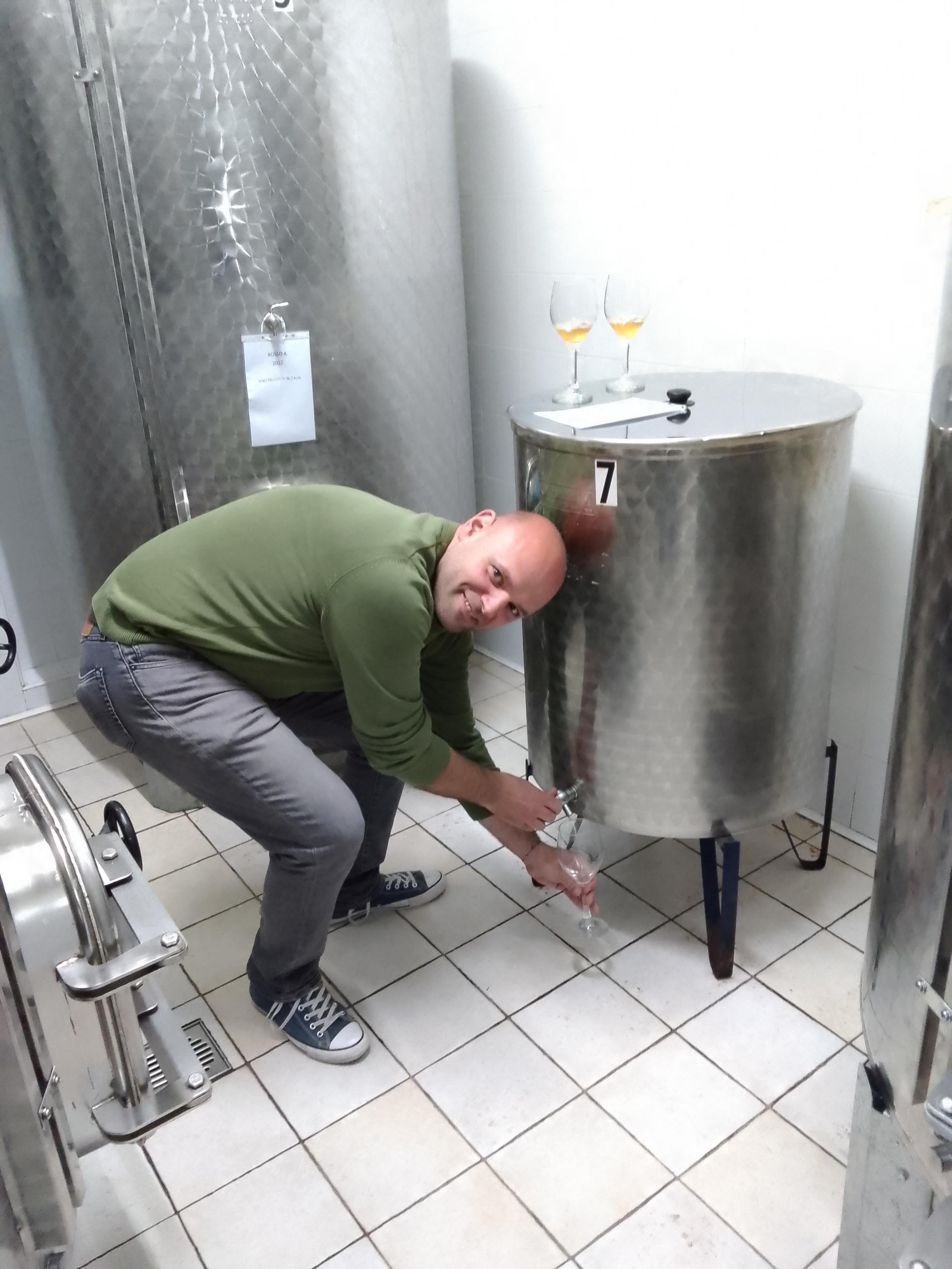 Andrea Tiberi spilla il vino nuovo direttamente dalla vasca