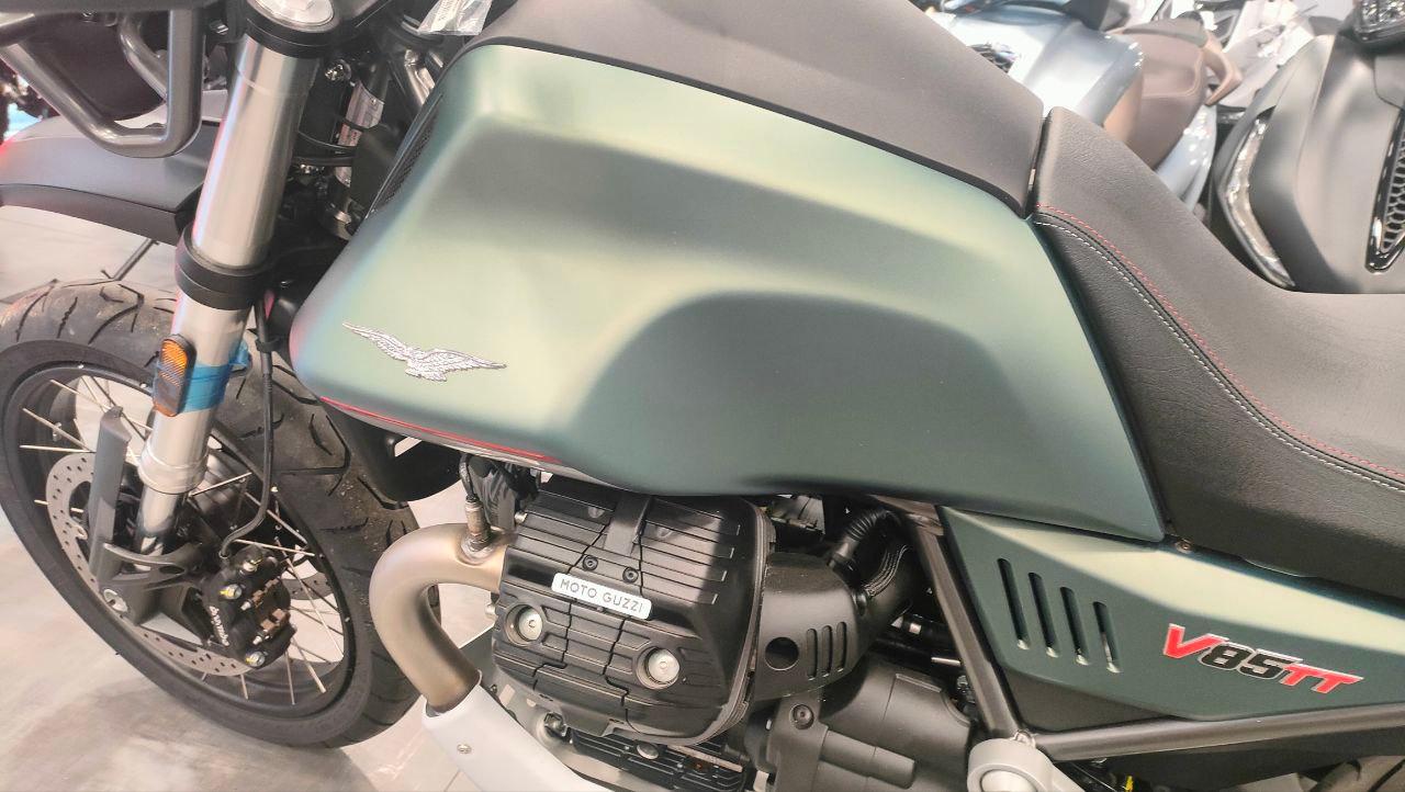 Moto Guzzi V85TT nuova in pronta consegna