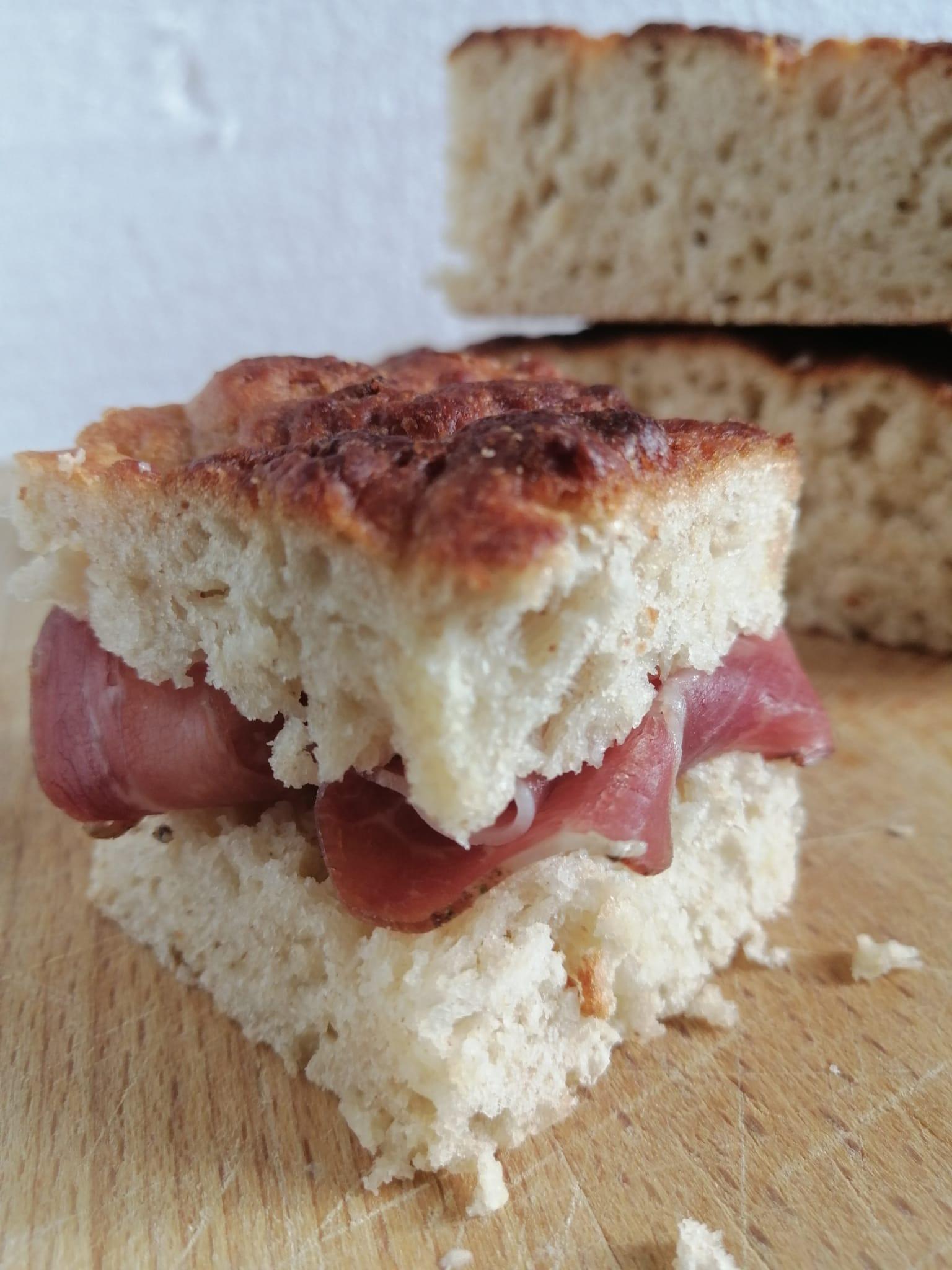 Focaccia alle mele e yogurt salata