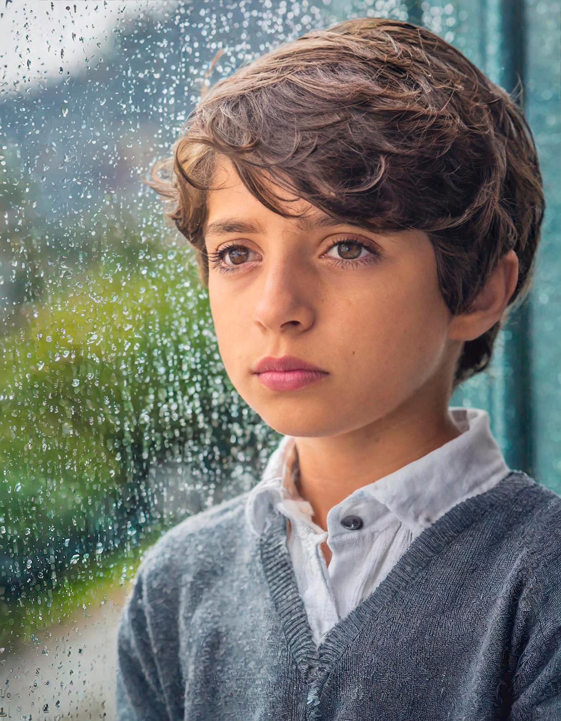 Firefly ritratto di un bambino bcarino triste dietro un vetro con pioggia 59263jpg
