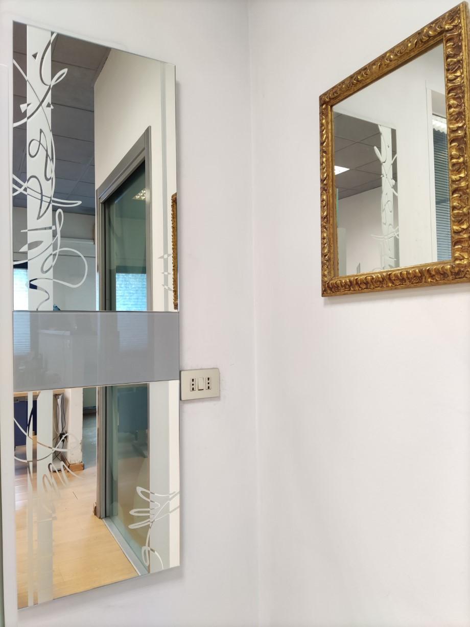 Specchio decorato con fascia centrale in Lacobel grigio