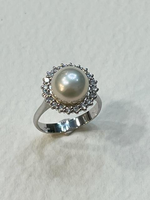 Collezione "Perle naturali" Anello in oro bianco, perla coltivata naturale e diamanti naturali