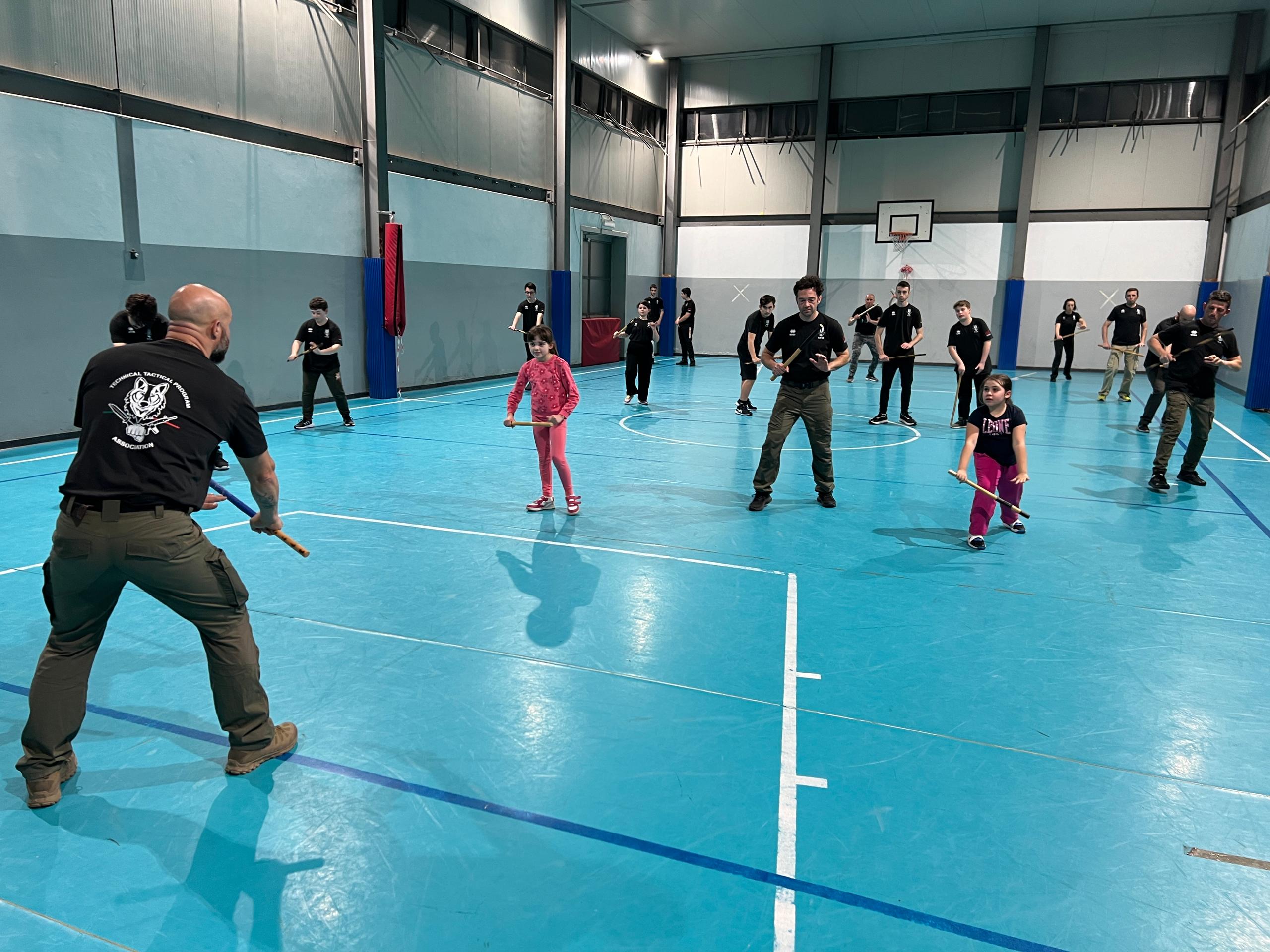 Allenamento attivo in palestra. Difesa Personale