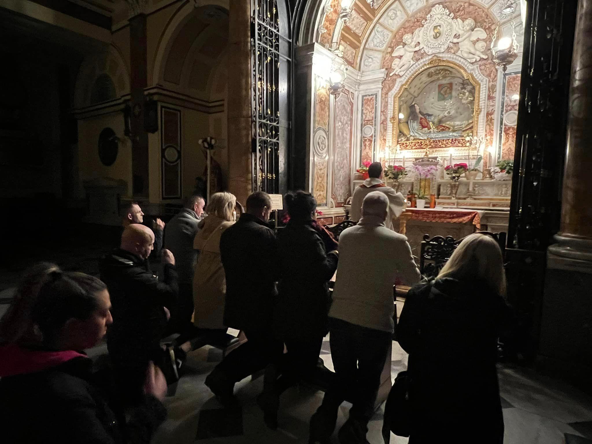 Pellegrini da tutto il mondo giungono al Santuario per pregare ai piedi dell'altare di St. Filomena