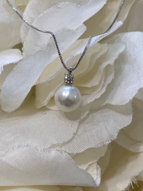 Collezione "Perle" girocollo in oro bianco, perla coltivata naturale e diamante naturale