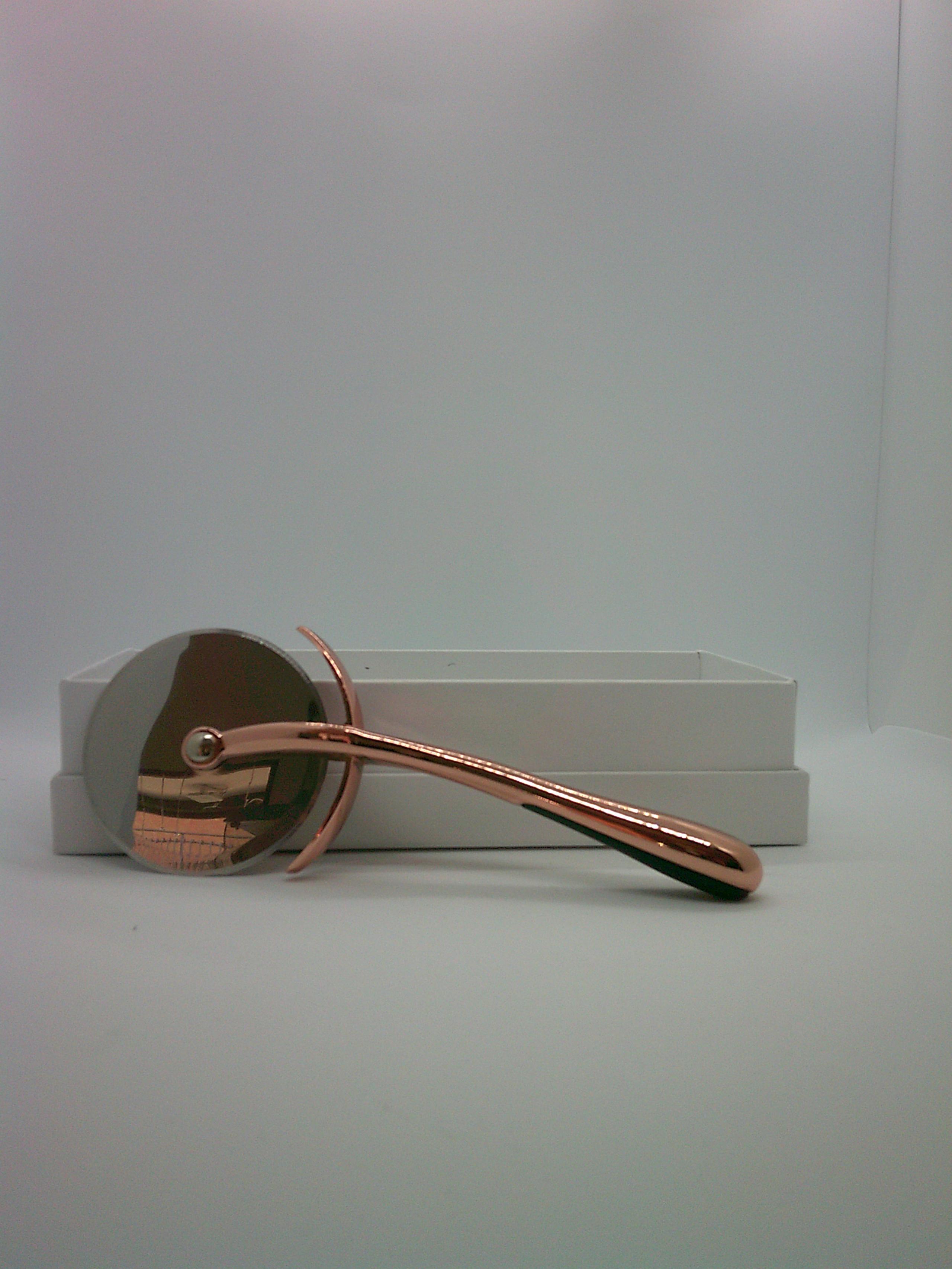 KHARMA - Collezione Utile - rotella tagliapizza color oro rosa