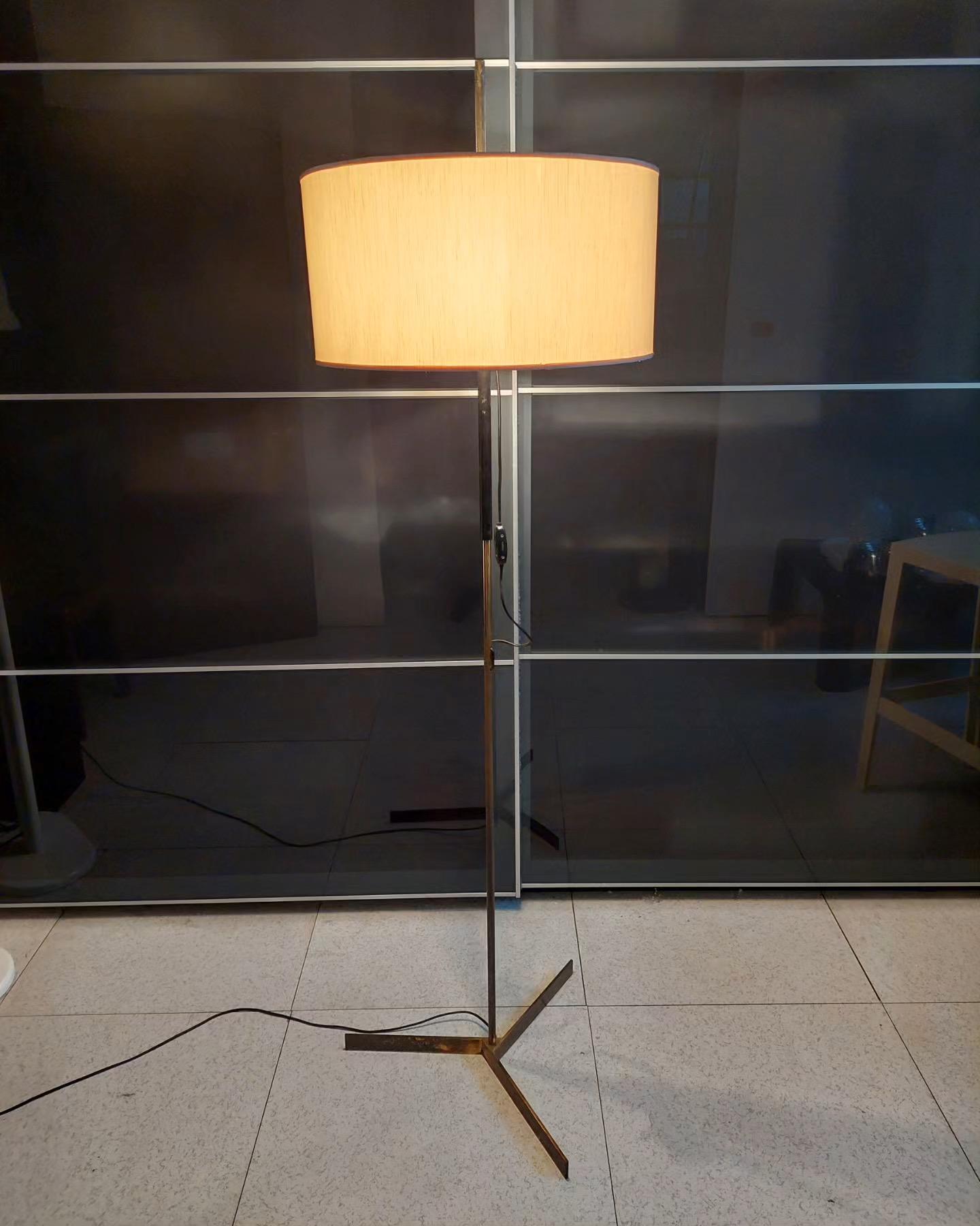 Lampada a piantana Oluce mod. 3317 design Agnoli