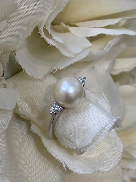 Collezione "Perle" anello in oro bianco, perla coltivata naturale e diamanti naturali