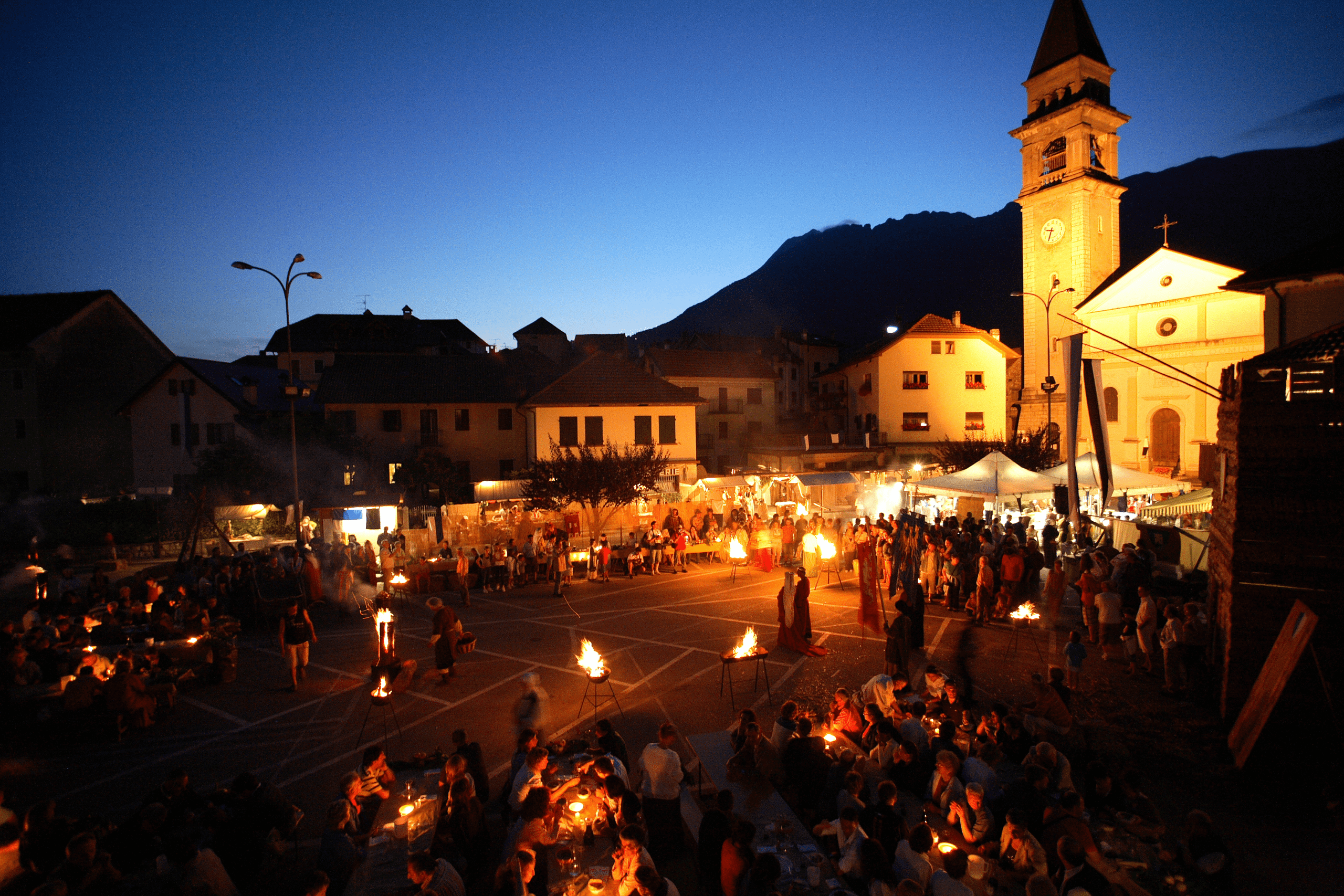 foto della piazza di Lamosano la sera in festa, durante la rievocazione storico Medievale dedicata alla figura di Endrighetto Di Bongaio.