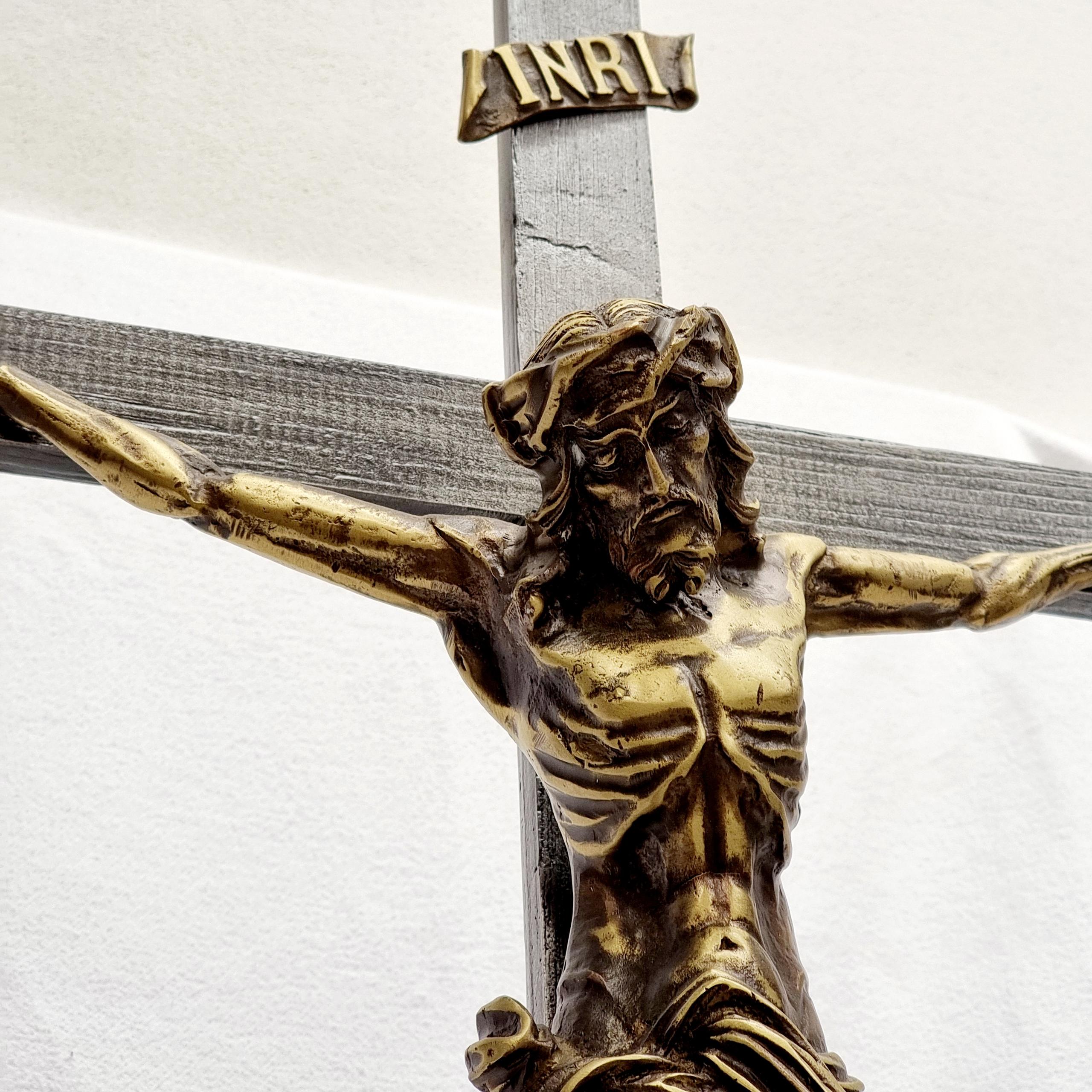 GESU' CRISTO CON CROCE E BASE LEGNO