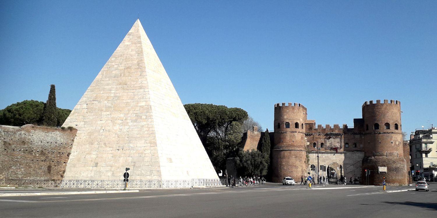 Piramide Cestia e Porta San Paolo, simboli della Resistenza e del Liberazione