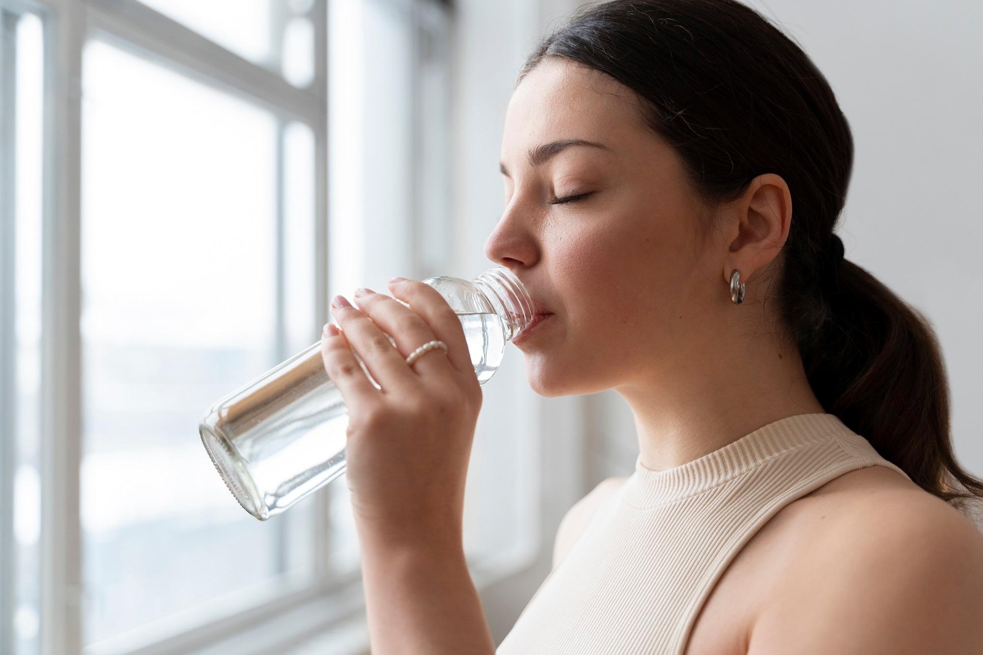 donna-che-beve-acqua-dopo-l-esercizio-fisicojpg