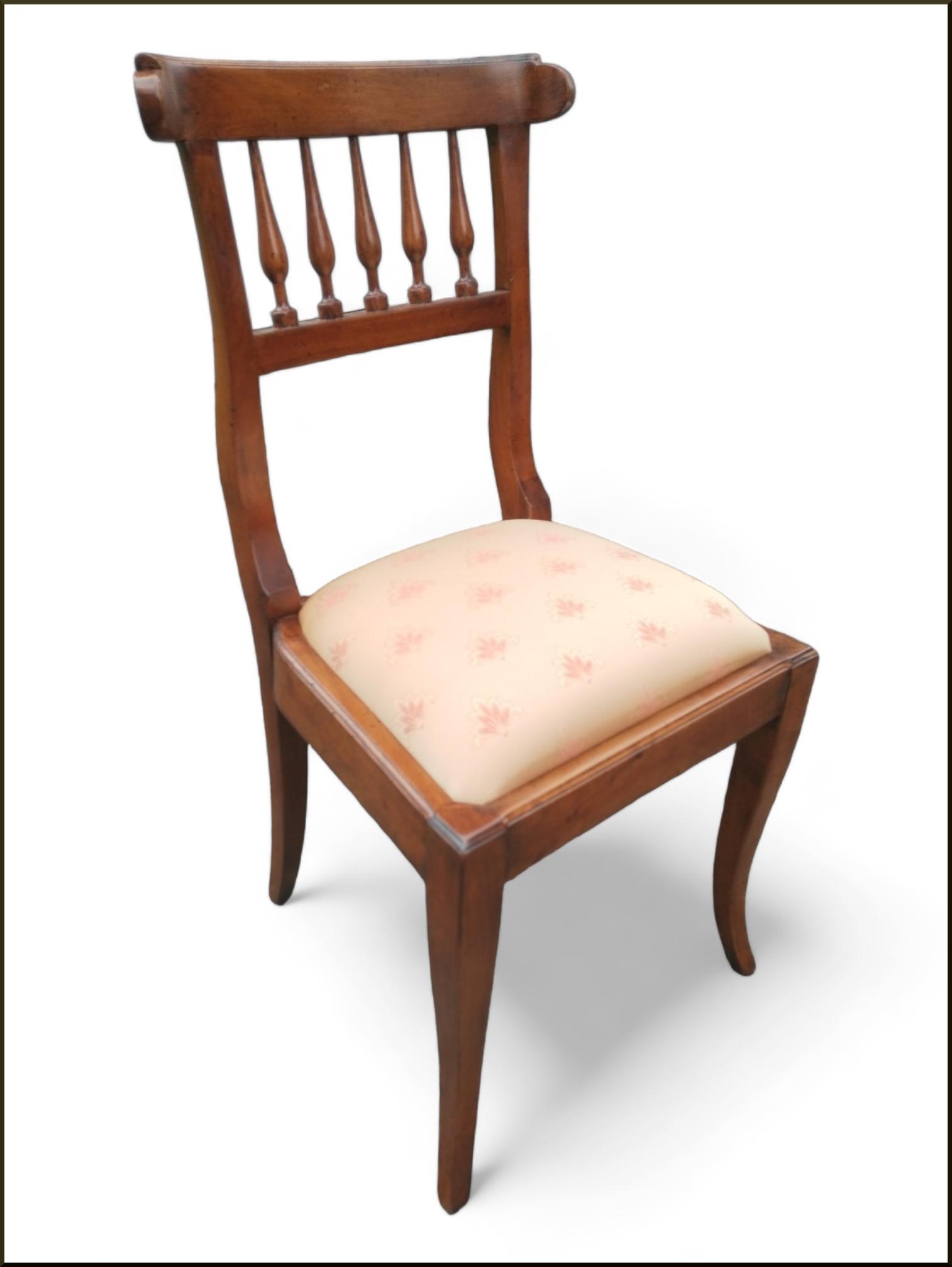 Elegante sedia in noce con seduta in stoffa