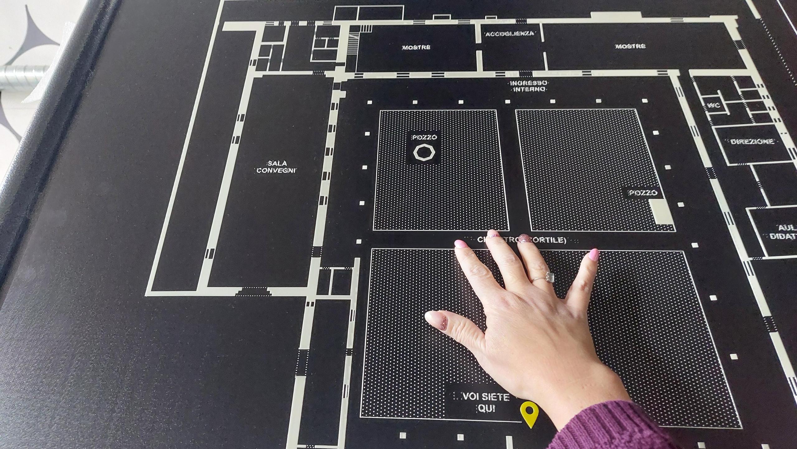 mappa tattile con leggio