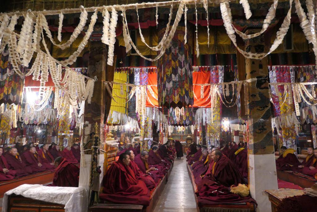 "Monaci tibetani in preghiera" (Monastero Ganden, Tibet) - Fotografia 1/3 LEICA V-LUX 114 - Foto non incorniciata - Quotazione € 600,00